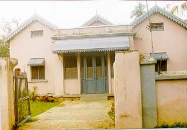 House on Ahmed Sait road belong to the Roberts family. Mr. Roberts was one of the few who wrote to me to photograph his house.