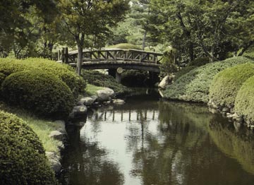 bridge.jpg (30404 bytes)