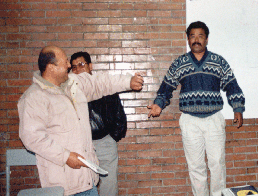 Luis Octavio saludando a Absal�n