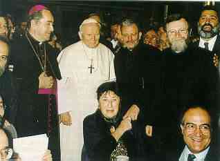 Kiko y Carmen en un reciente encuentro con Juan Pablo II y con el Obispo Stanislaw Ryiko, secretario del Pontificio Consejo para los Laicos