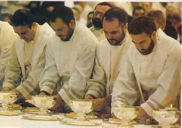 Sacerdotes seguidores del Camino durante una celebracin Litrgica
