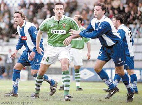 Juanmi en un lance del partido Racing - Recre