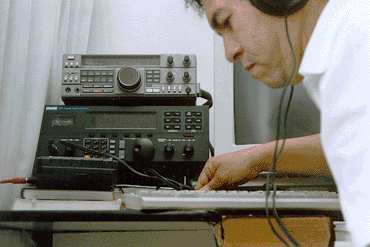 OM Djaci revisando alguns logs em seu shack (1999)