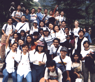 Anggota PSM UGM dan alumni piknik ke Batu Raden