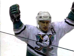 Kariya raises his arms in victory!
