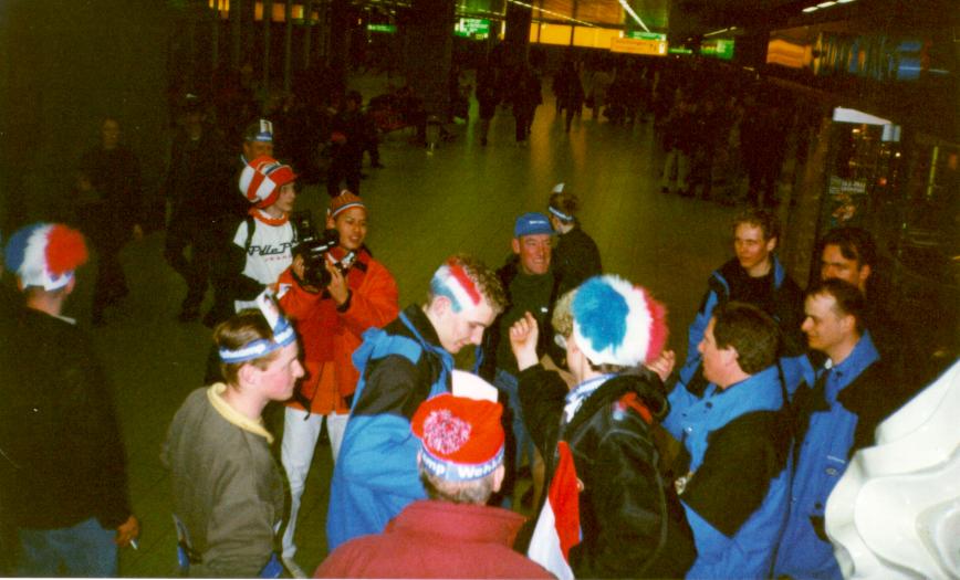 Hooligans ontmoeten de Wehkampploeg