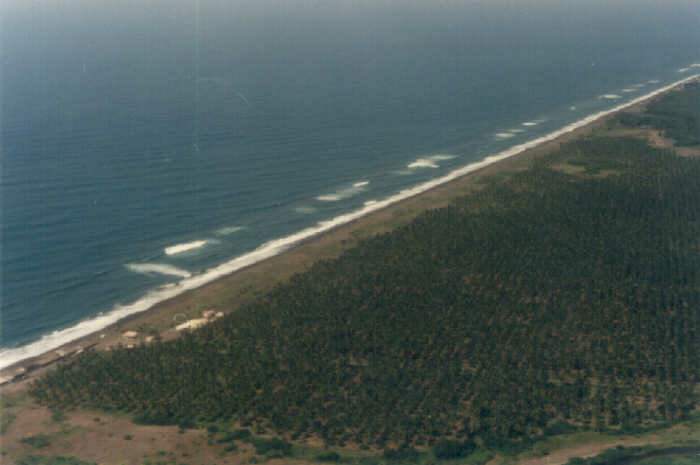 La Playa, (2 Kms. en el Oc�ano Pac�fico).