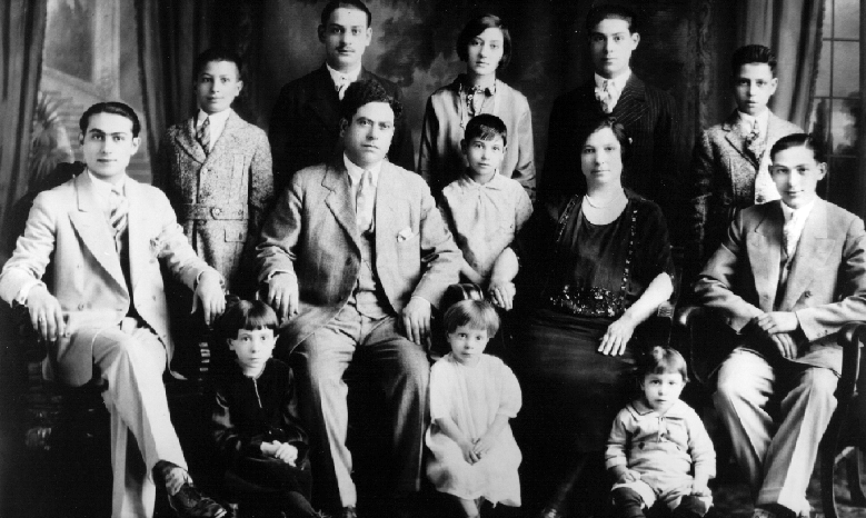 Rosario Mollica's family portrait from 1920s.