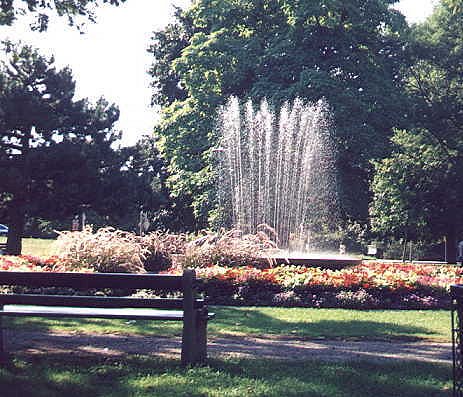 I_want's Photography -  Queen's Park Circle - Fountain pic #2 - 55 kbytes