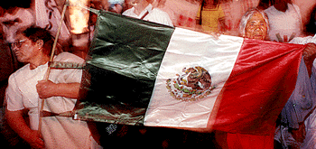 Bandera de M�xico en manos de mujeres