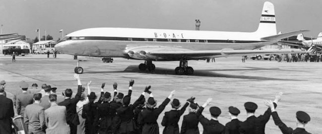 Comet G-ALYP leaves London Airport