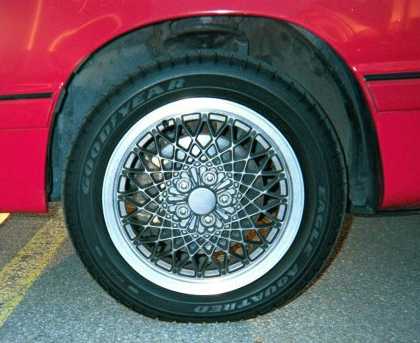 Illustration of the stock 'lace' wheels and disc braking system