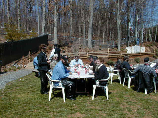 dinner_group.jpg (64737 bytes)