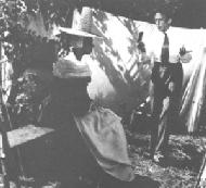 Mila Parly and Jean Cocteau during the filming of BEAUTY AND THE BEAST (JPG, 16 KB)