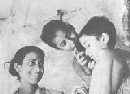 Karuna Bannerjee, Uma Das Gupta, and Subir Bannerjee in PATHER PANCHALI (JPG, 11 KB)