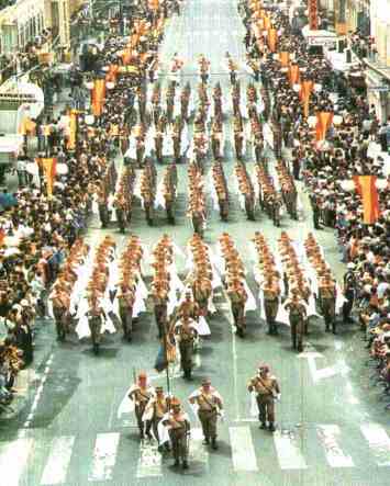 Desfile de Regulares en la Avda. Juan Carlos I