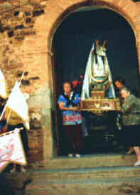 Saliendo con la virgen de la iglesia