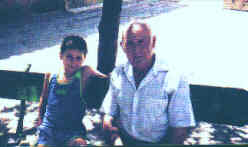 Sentados en la plaza