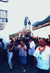 Las mujeres llevando a la virgen