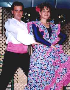 Bailando sevillanas en la feria. jpg 12KB