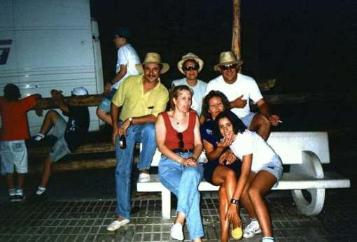 Tomando el fresco en la plaza. 1995, 24KB