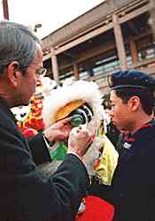 Mayor dotting the eye of the lion