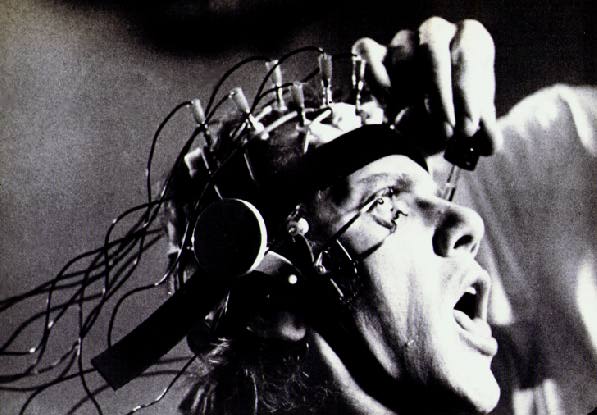 La Terapia Ludovico. - Scena dal film di Stanley Kubrick Arancia meccanica, dal romanzo di Anthony Burgess.