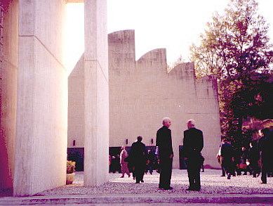 Giancarlo Santi e Giorgio Trebbi sul sagrato della chiesa di Riola. Ottobre 1999. 