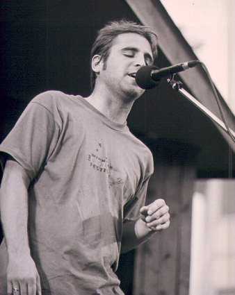Séan singing