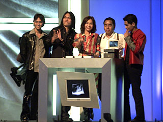 [ Kit on stage with Dewa ]