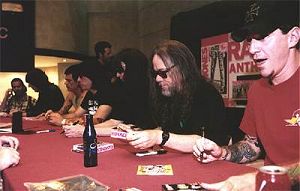 Joey, Tommy (que barbita!) y CJ firmando