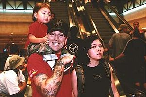 CJ, su hijo Liam Crow y su esposa Francesca