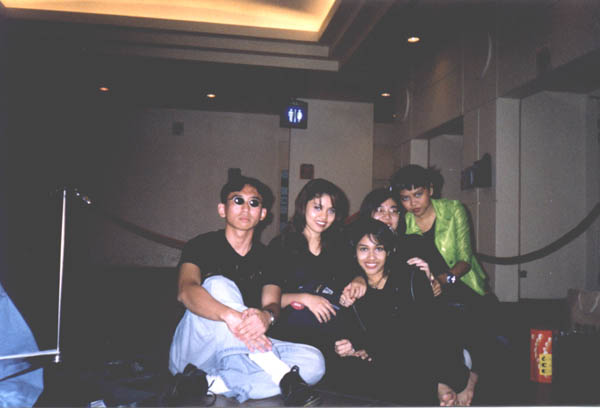 concertgirls.jpg (31903 bytes)