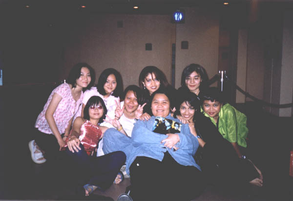 concertgirls2.jpg (34147 bytes)