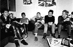 los pistols sentados por ah y malcolm hablando