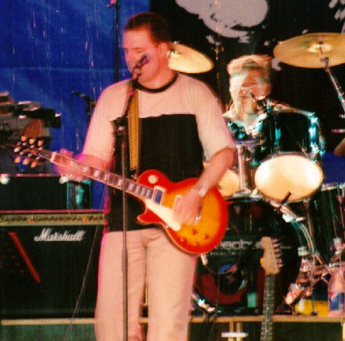 John en Roger tijdens de stortregen