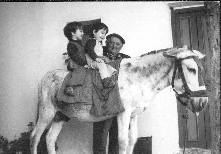 Yo y mi hermana en un burro, con dos años