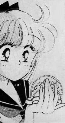 Minako mirndose en el espejo.