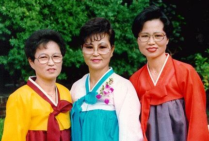 Mom and aunts at Hyungwon hyung's Wedding