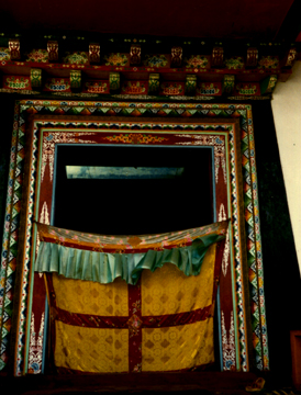doorTibet.jpg (124601 bytes)