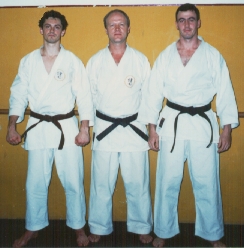 Sensei Balcar (centro) e alunos.