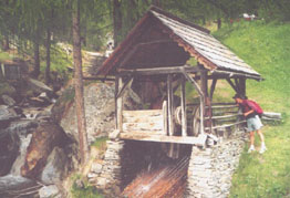 watrwhel.jpg (25314 bytes)