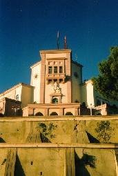 The former Palace
of King Ahmet Zog stands to the west of the amphitheatre in Durres