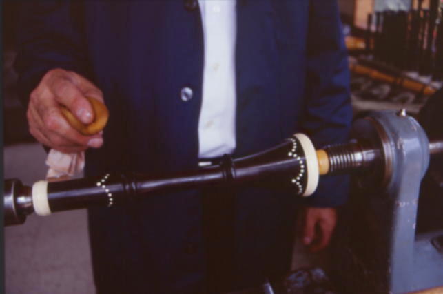barnizando manualmente las piezas
