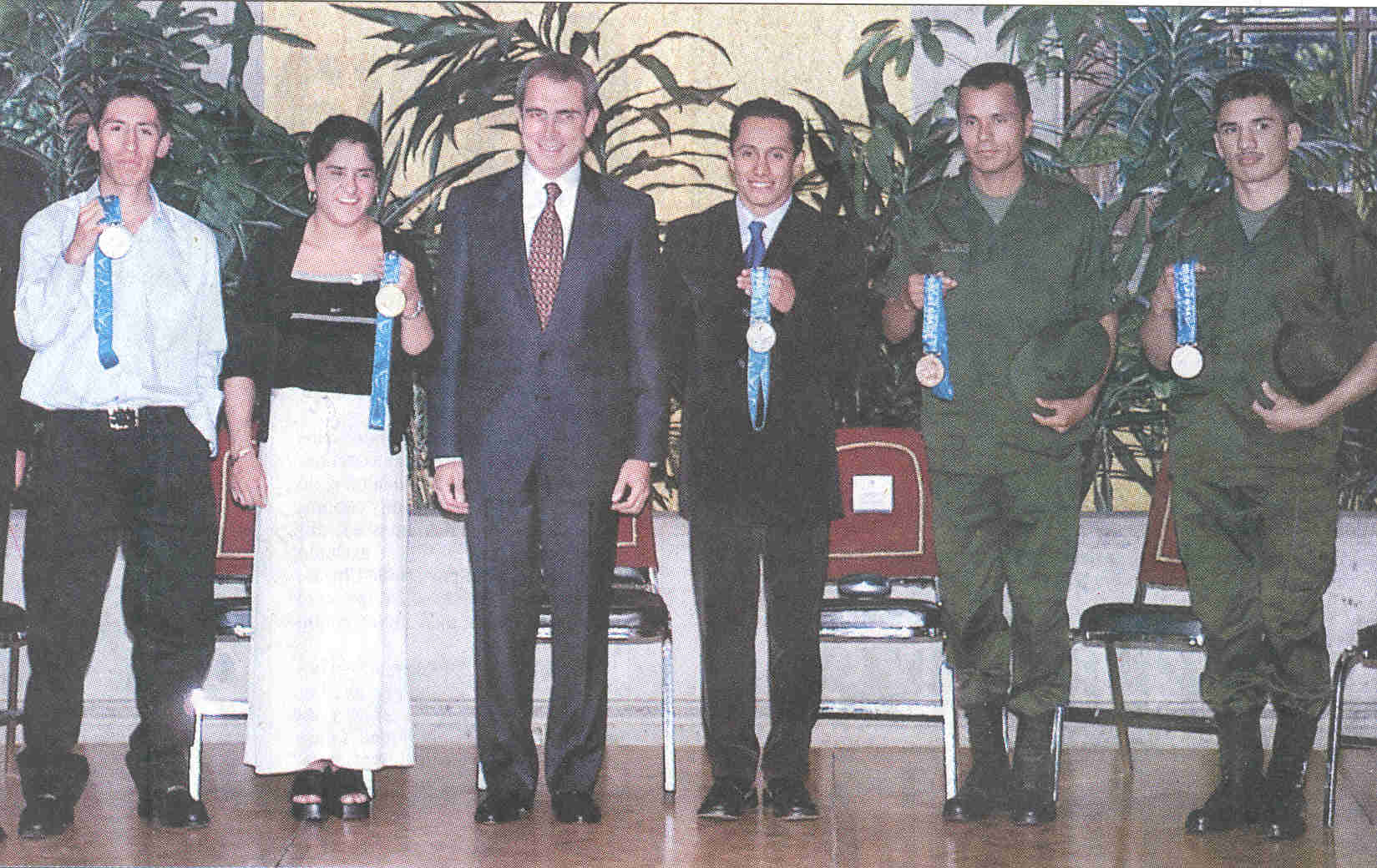 Soraya Jimenez Junto a Ernesto Zedillo y demás campeones olímpicos mexicanos, dos de ellos en uniforme del Ejército Mexicano.