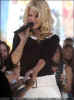Jessica y Nick en TRL de MTV el 19 de agosto