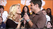 Jessica y Nick en TRL de MTV el 19 de agosto