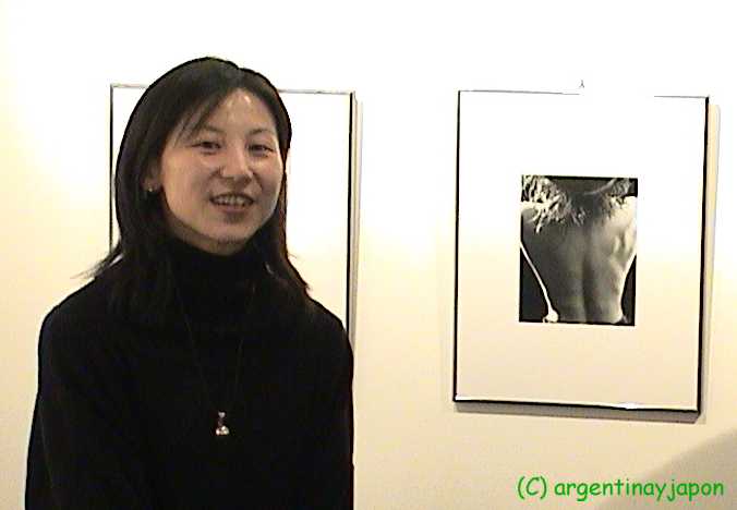 Sayaka Ikemoto saludando al publico