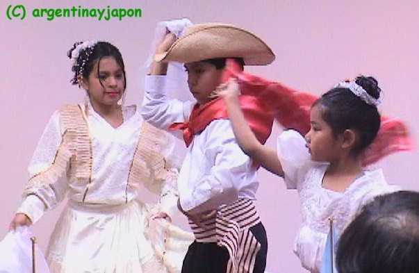 Niños bailando