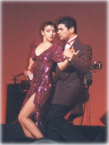 Foto: Pareja de tango que acompañó a la orquesta de E. Cuttini en Kawasaki